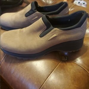 Womens size 9 tan Bare Traps leather slide ons